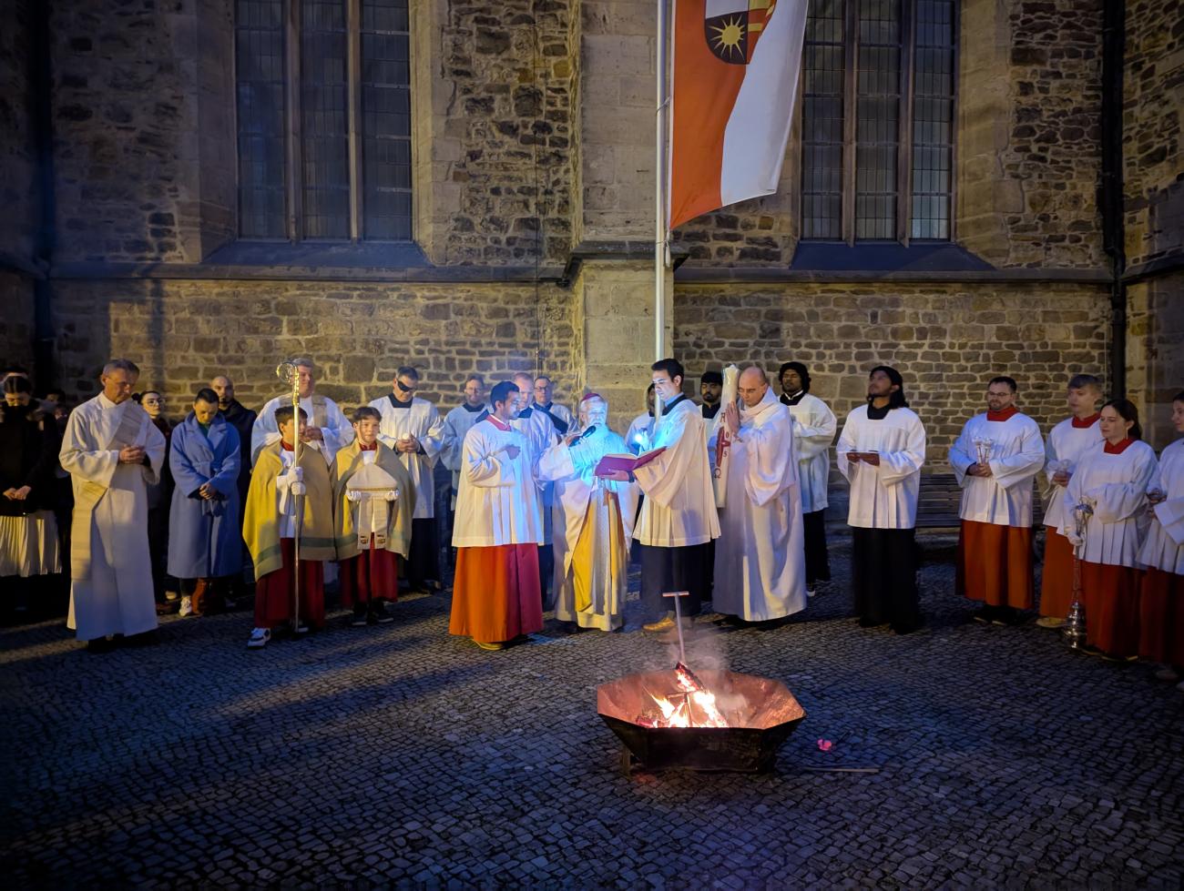 Priester an einer Feuerschale