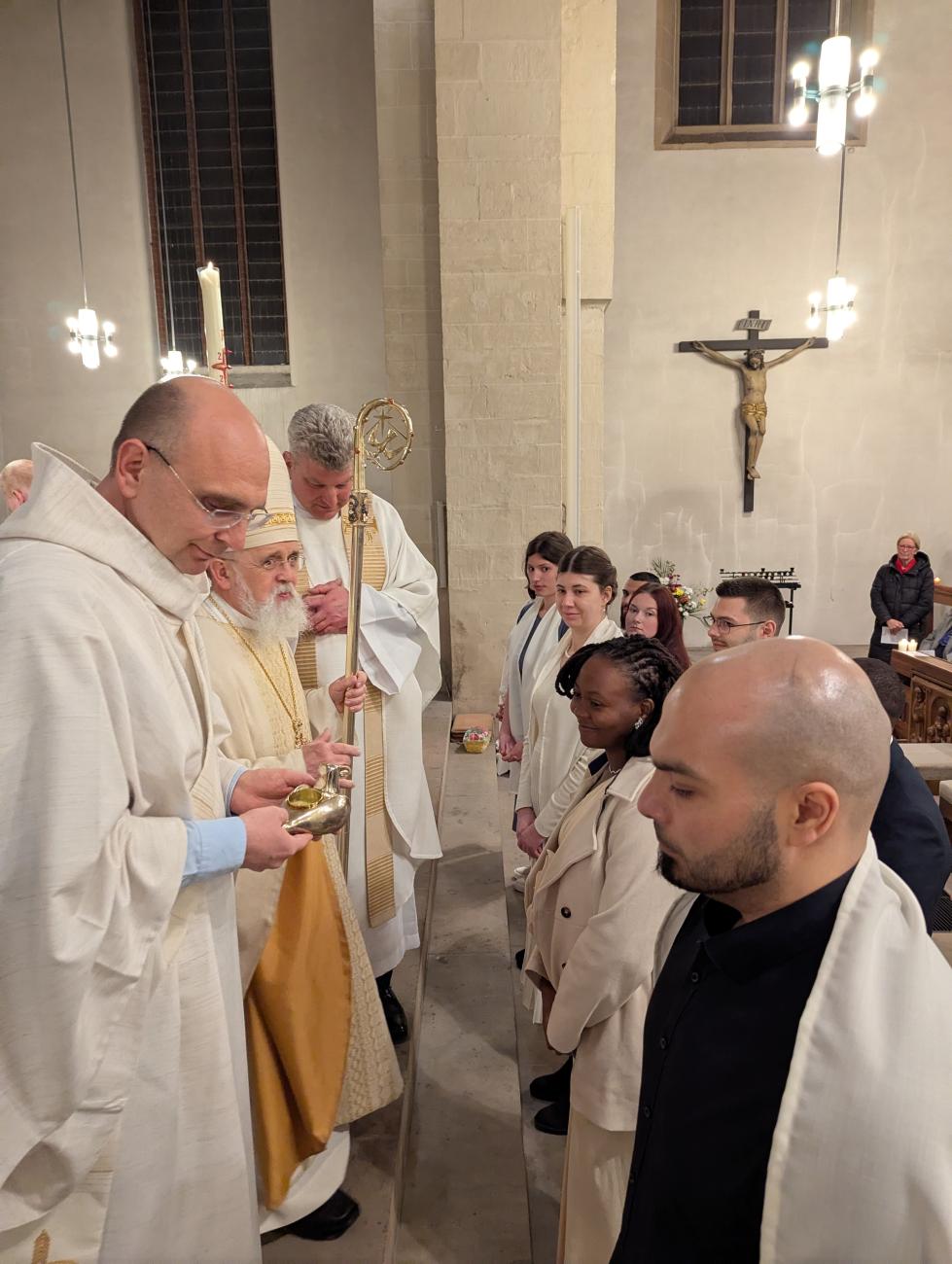 Ein Priester segnet einen Mann