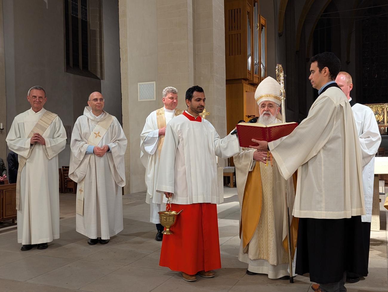 Priester in einer Kirche