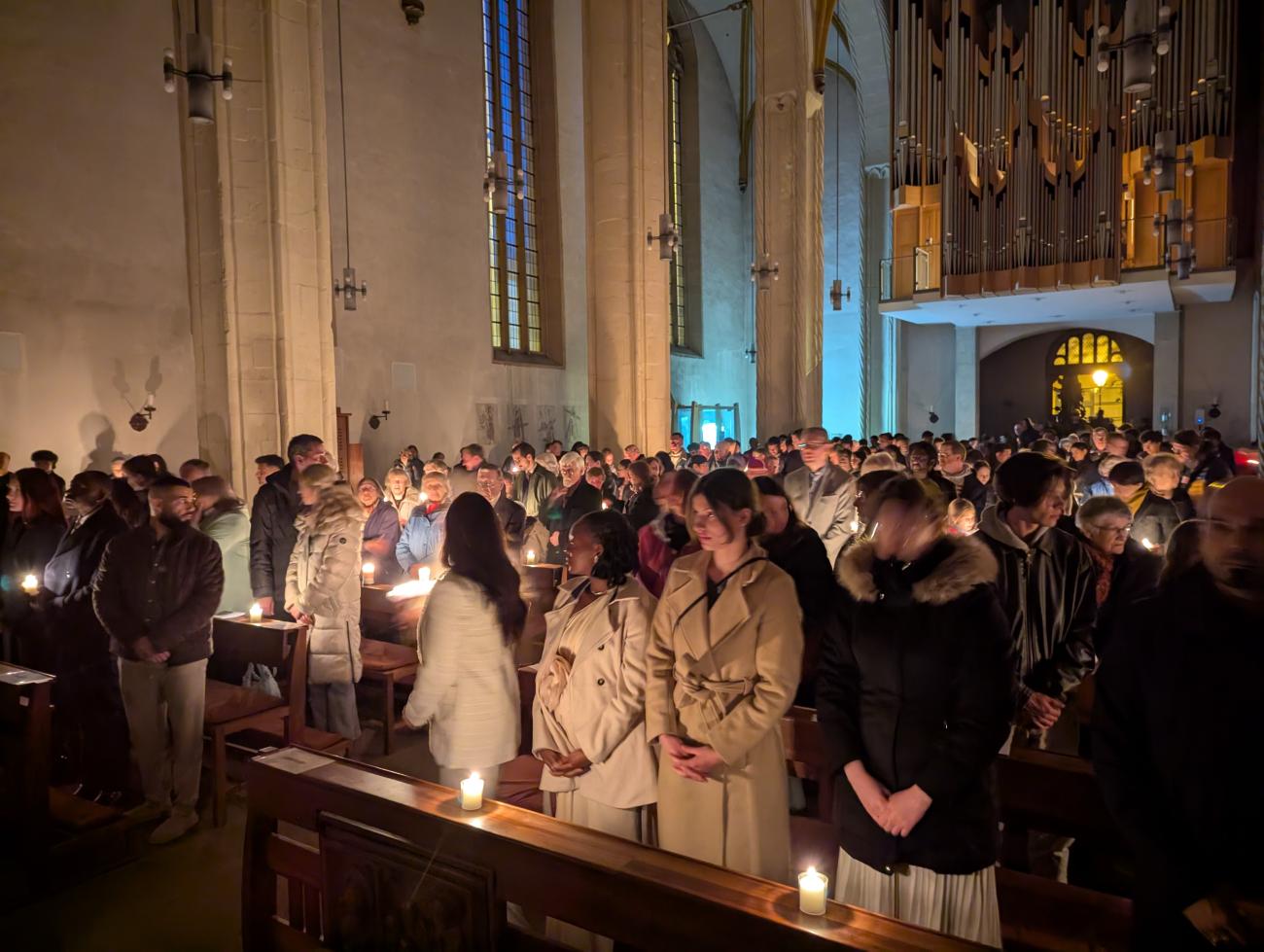 Menschen in einer dunklen Kirche