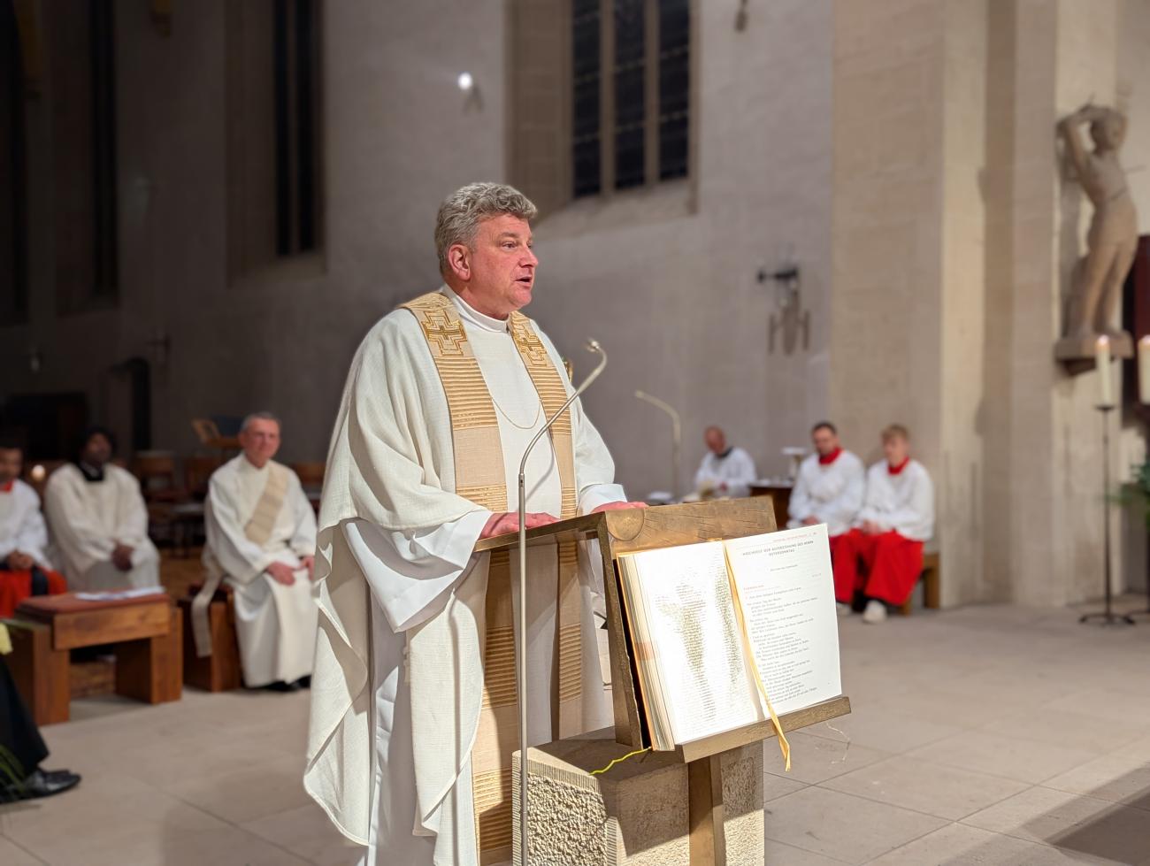 ein Priester spricht an einem Rednerpult