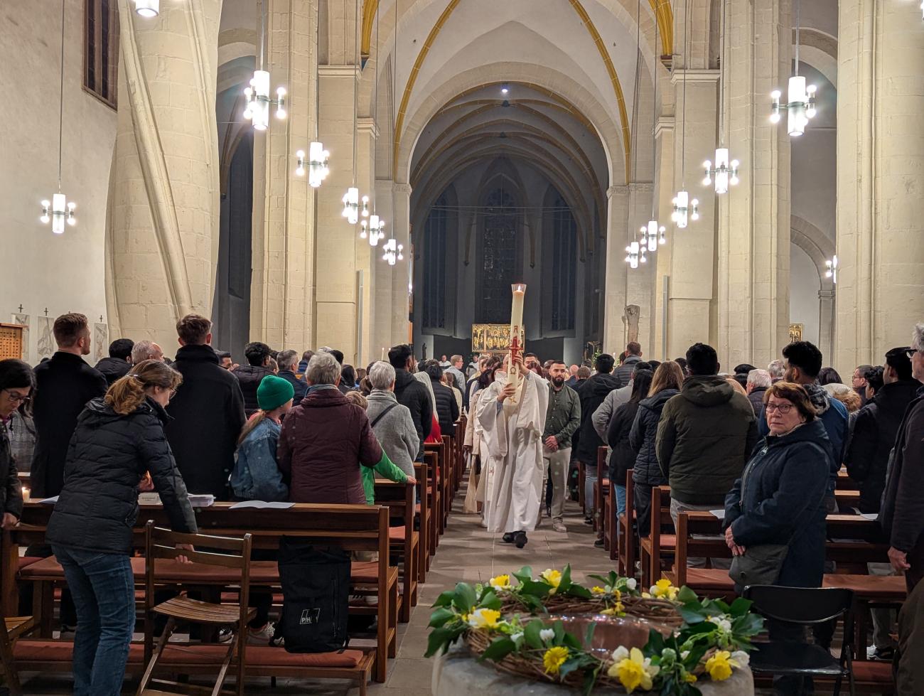 Menschen in einer Kirche
