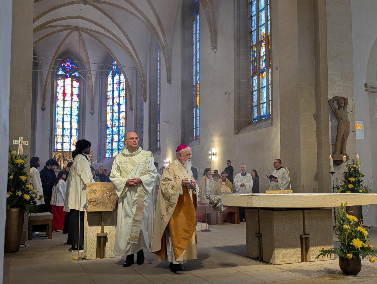 Menschen in einem Gottesdienst