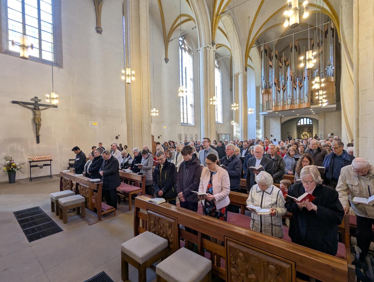Menschen in einem Gottesdienst