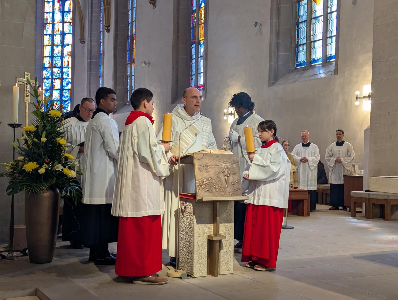 Menschen in einem Gottesdienst