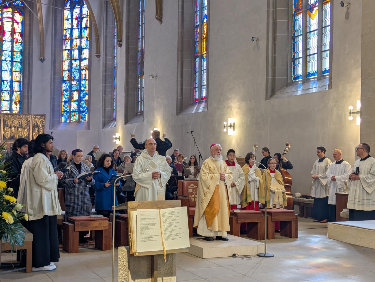 Menschen in einem Gottesdienst