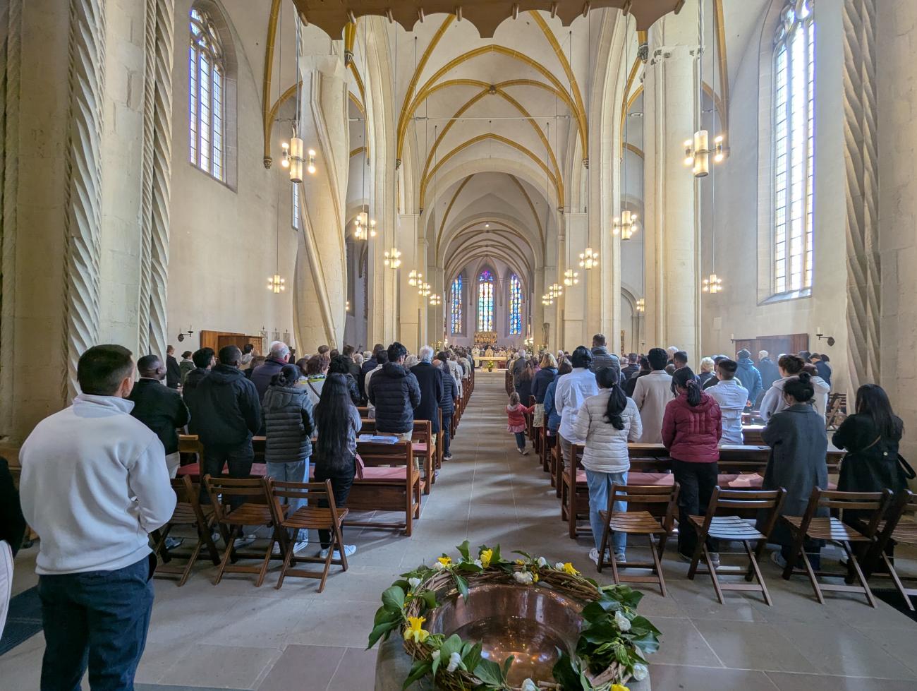 Menschen in einem Gottesdienst