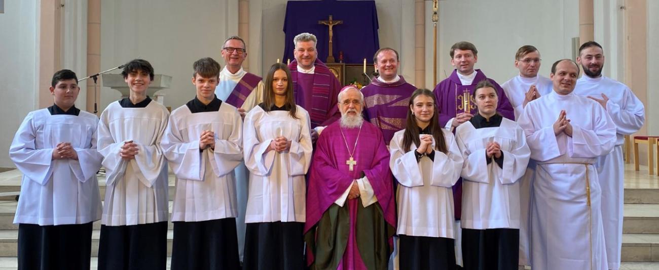 Menschen in einer Kirche