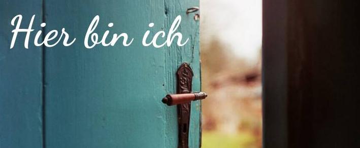 Themenbild, eine Tür steht offen, Text: Hier bin ich