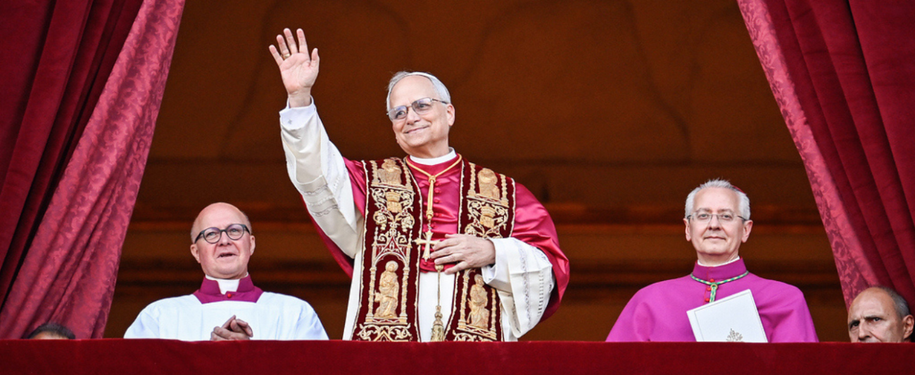 Papst Leo XIV., der frühere Kardinal Robert F. Prevost, winkt nach seiner Wahl zum Papst am 8. Mai 2025 der Menge auf dem Petersplatz im Vatikan.