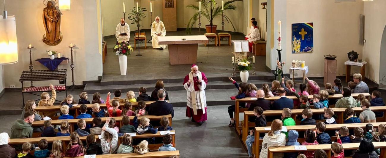 Grundschüler in der Kirche, Bischof Feige spricht