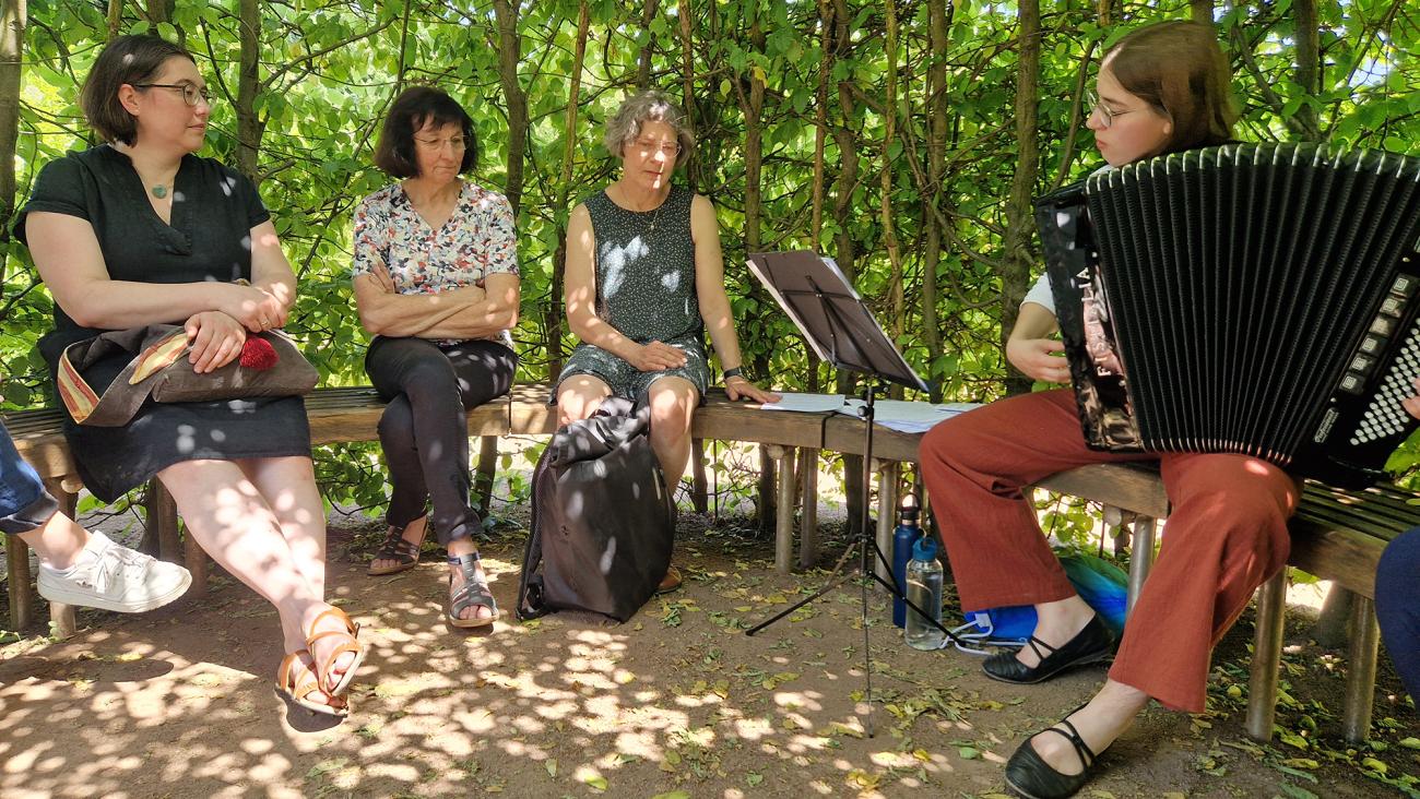 Frauen hören einer Musikerin zu