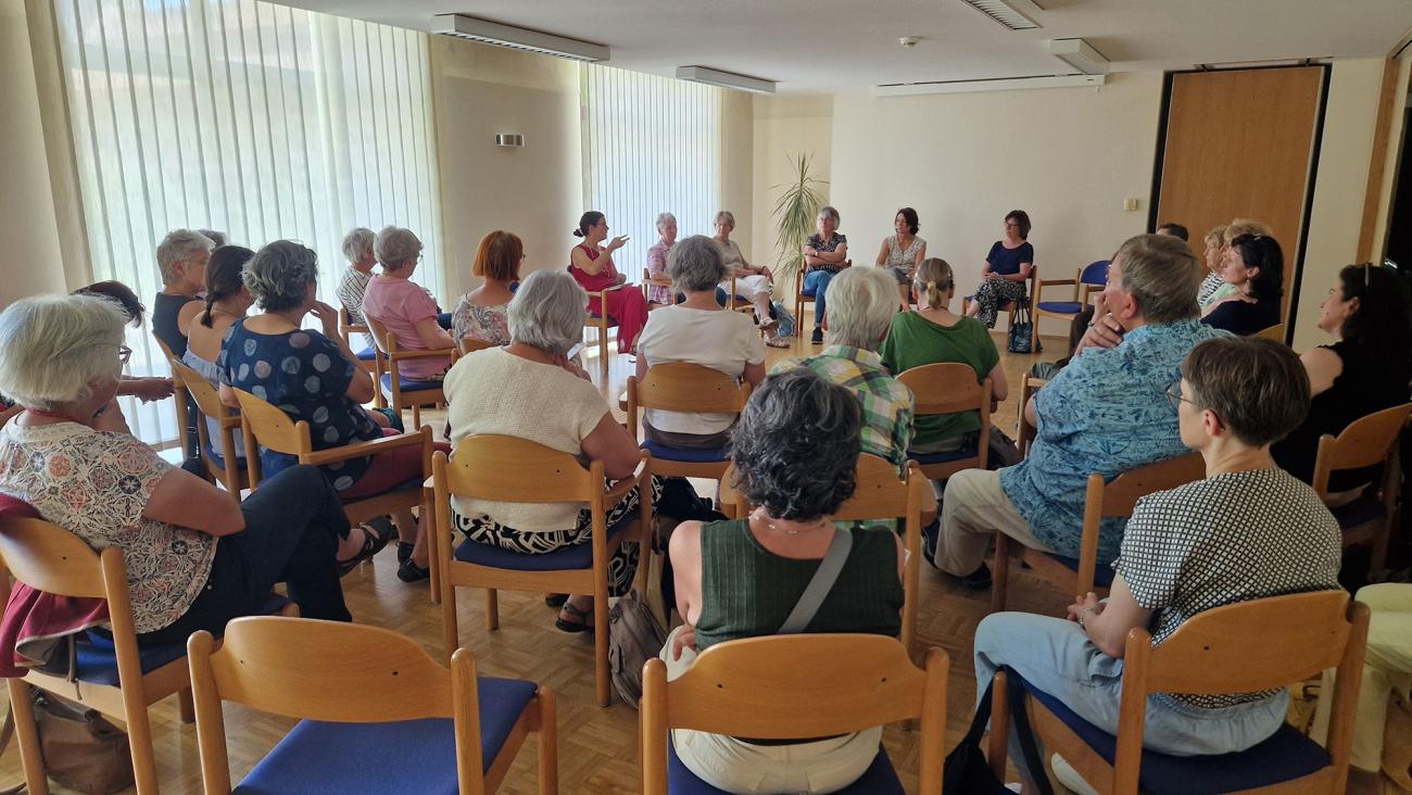 Menschen sitzen in einem Raum
