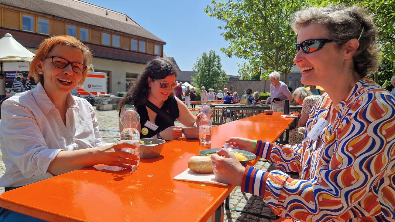 Frauen sitzen an einem Tisch