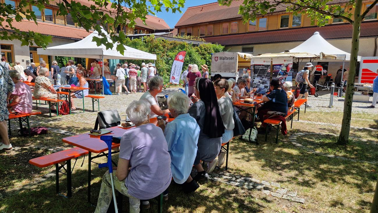 Frauen sitzen an Tischen