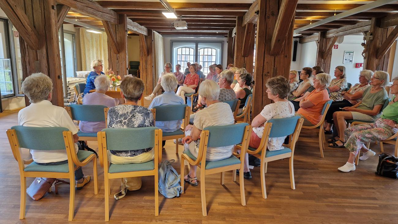 Menschen sitzen in einem Raum