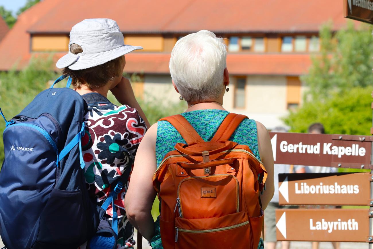 Rücken zweier Frauen
