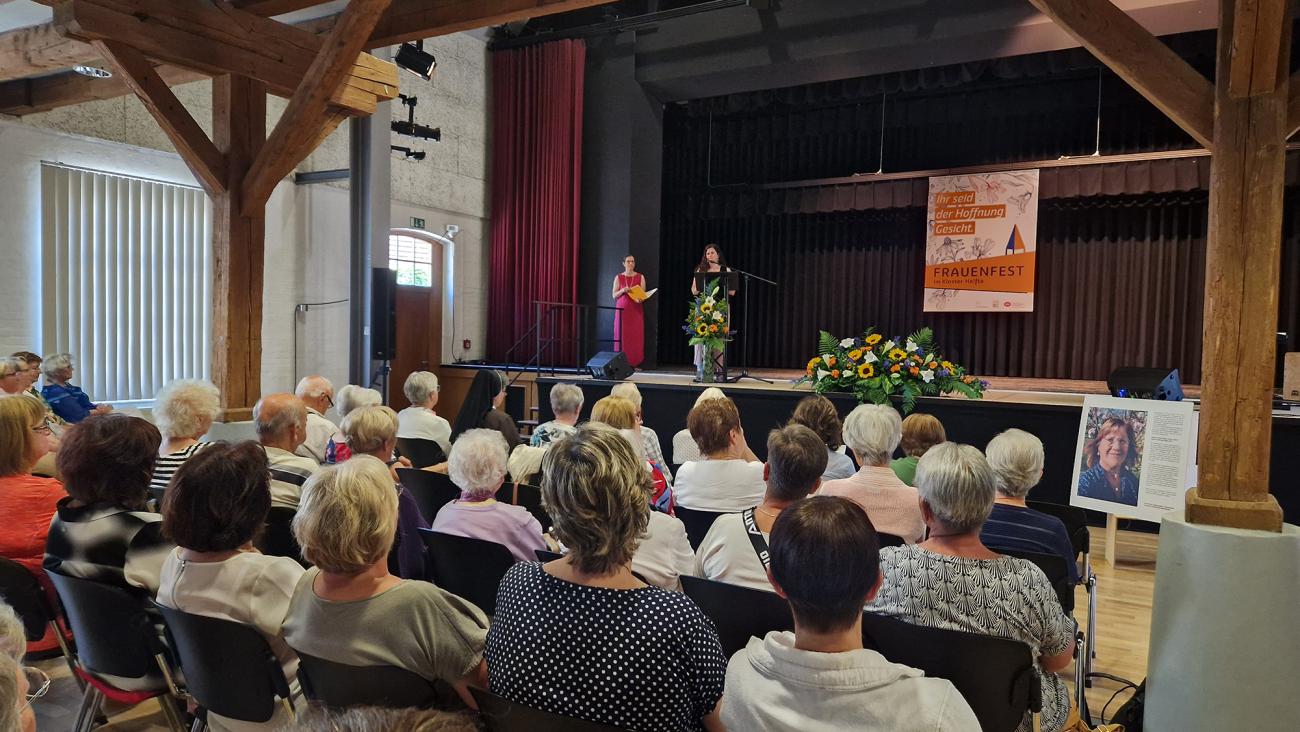 Menschen sitzen in einem Raum