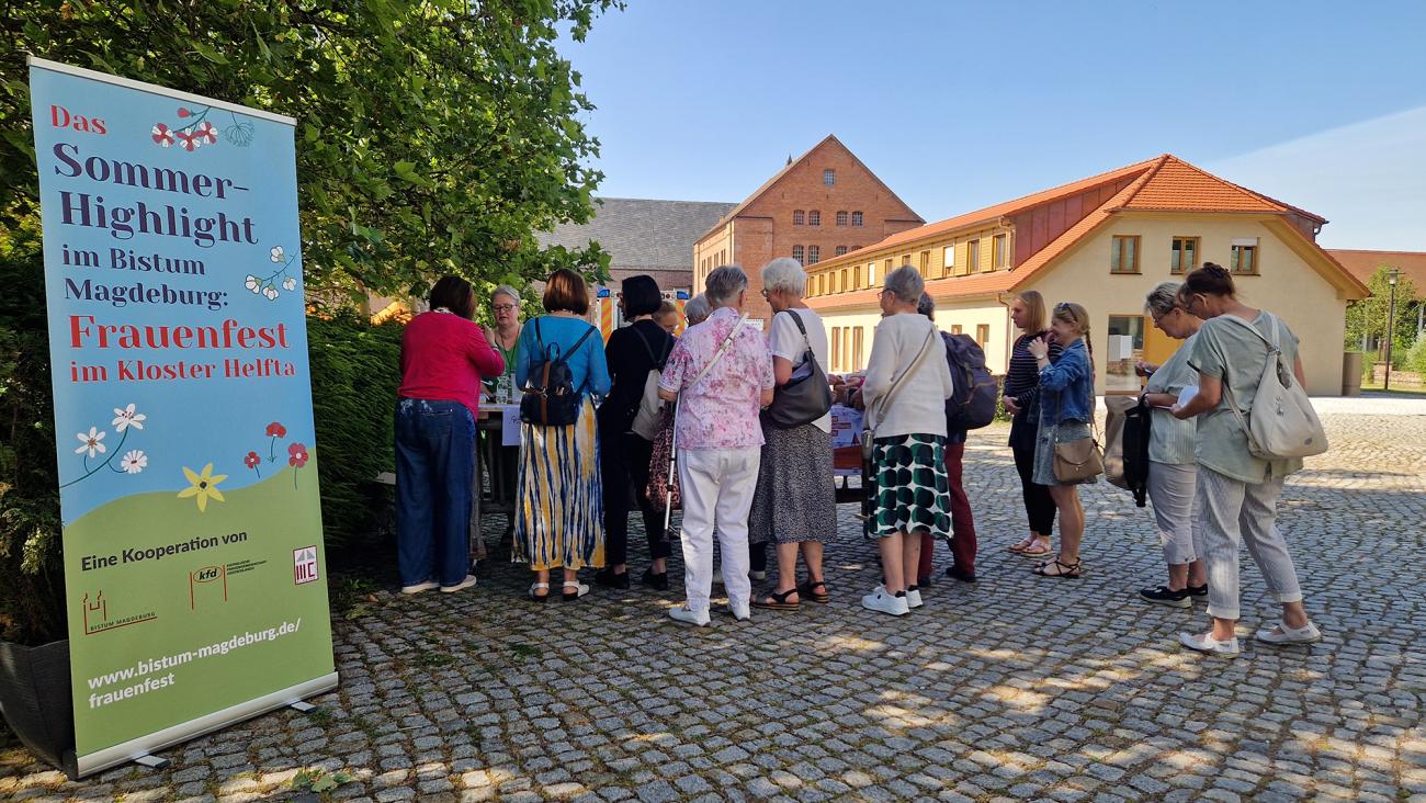 Menschen auf einem Hof