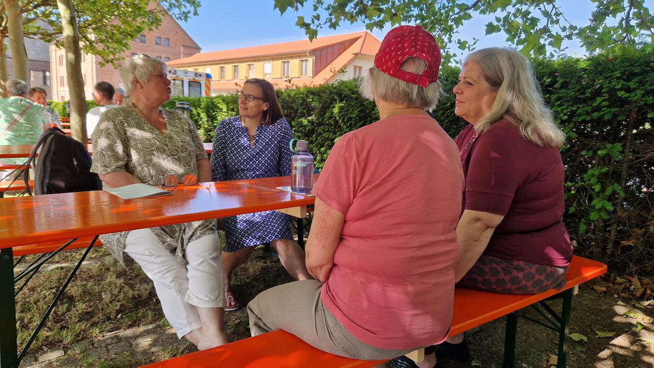 Frauen sitzen an einem Tisch