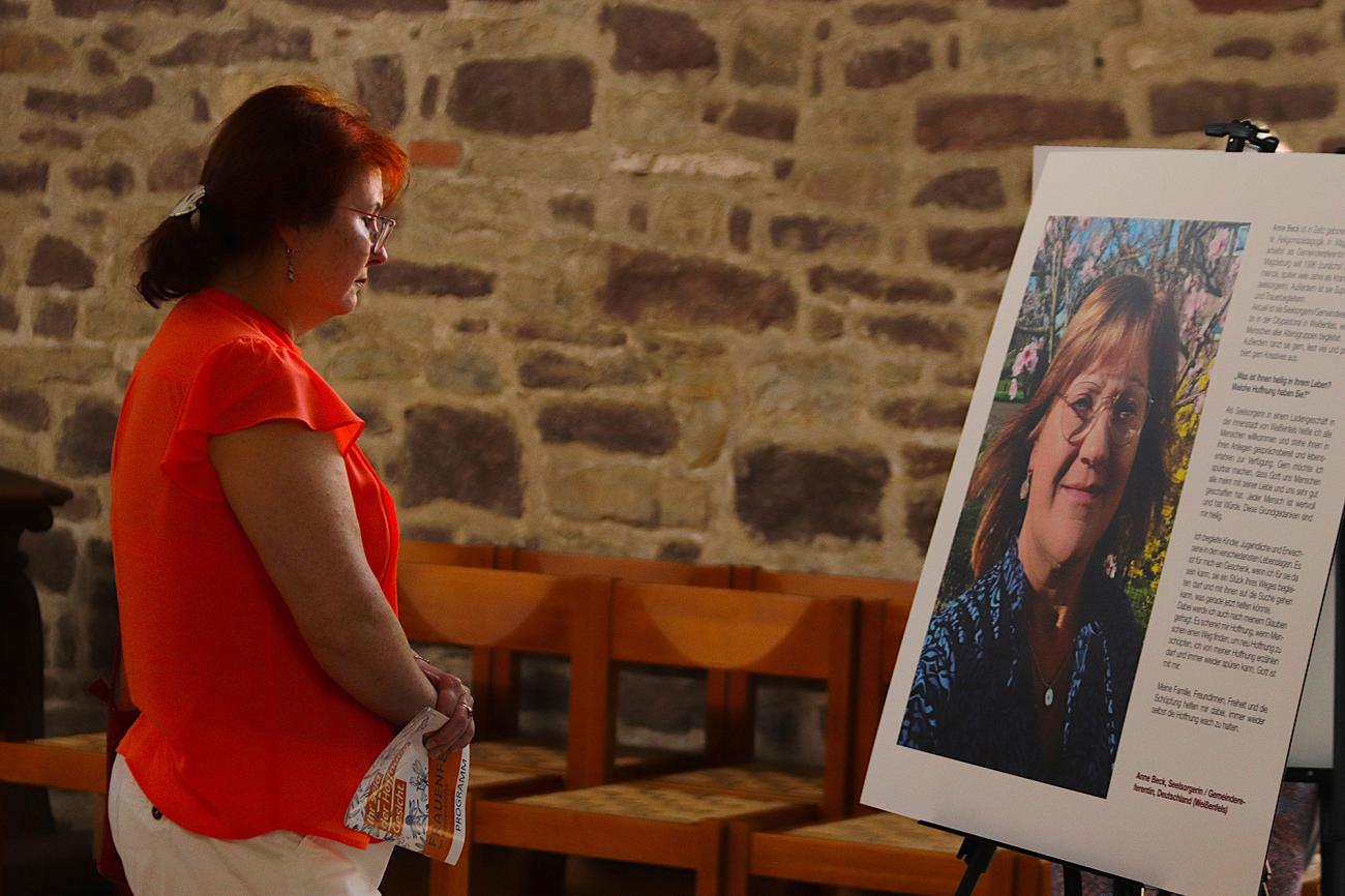 Eine Frau betrachtet ein Bild