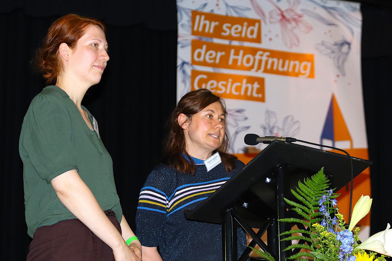Zwei Frauen am Rednerpult