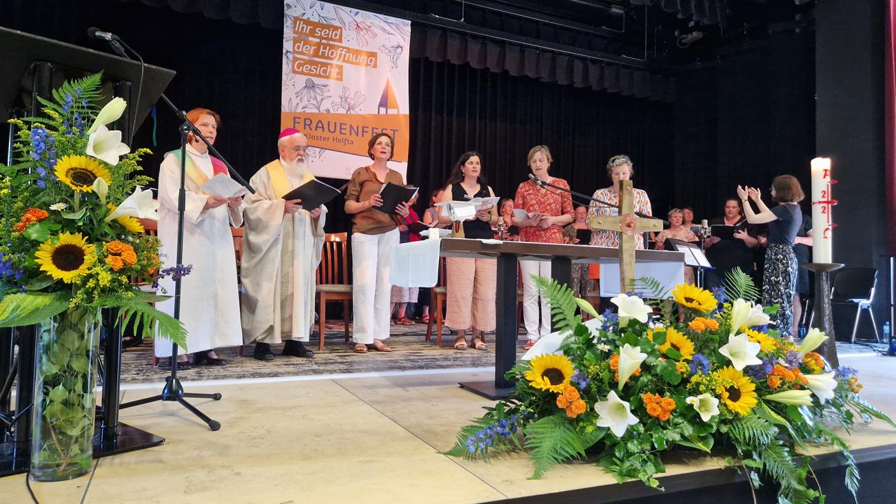 Menschen im Altarraum eines Gottesdienstes