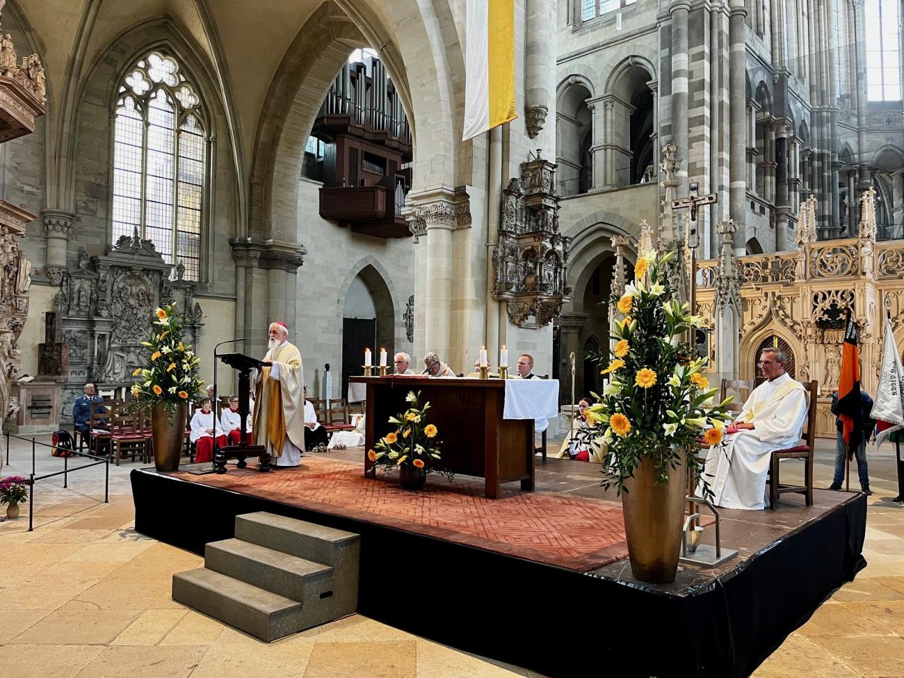 Priester bei einer Messe
