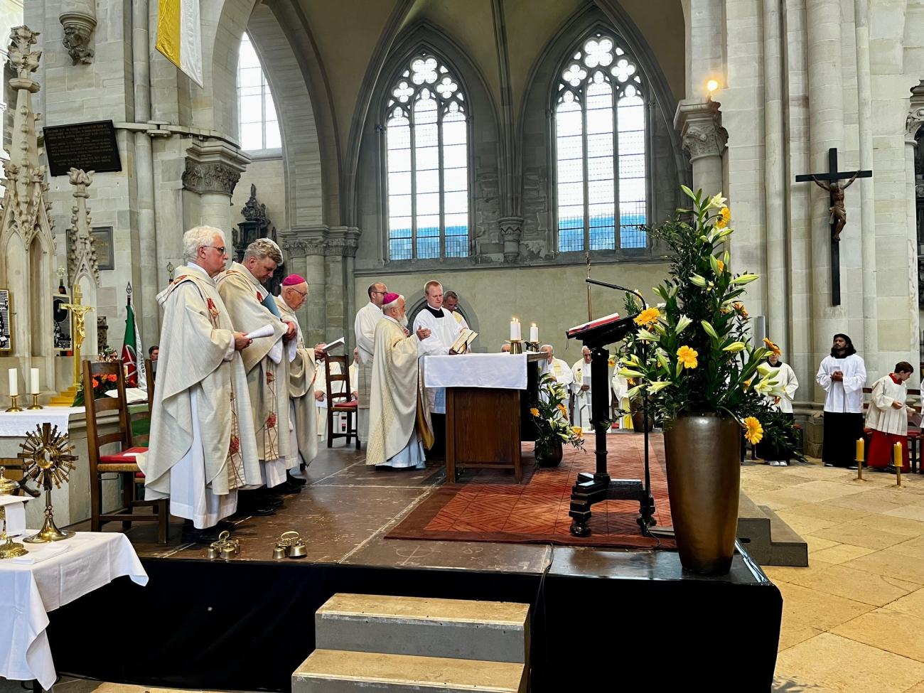 Priester in einer Kirche