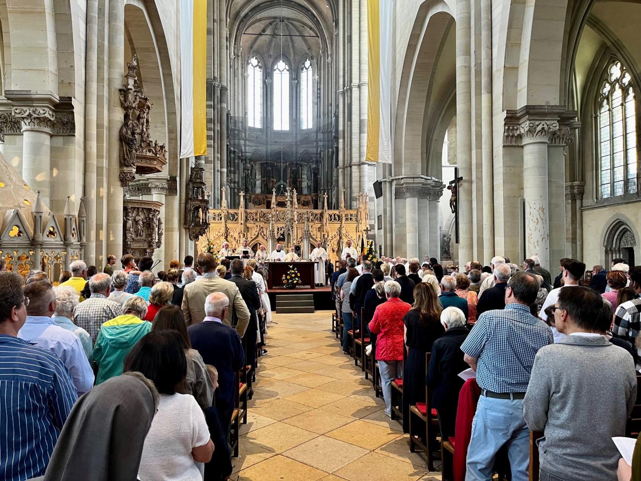 Menschen in einem Gottesdienst