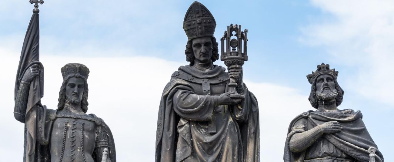 Drei Statuen aus Stein