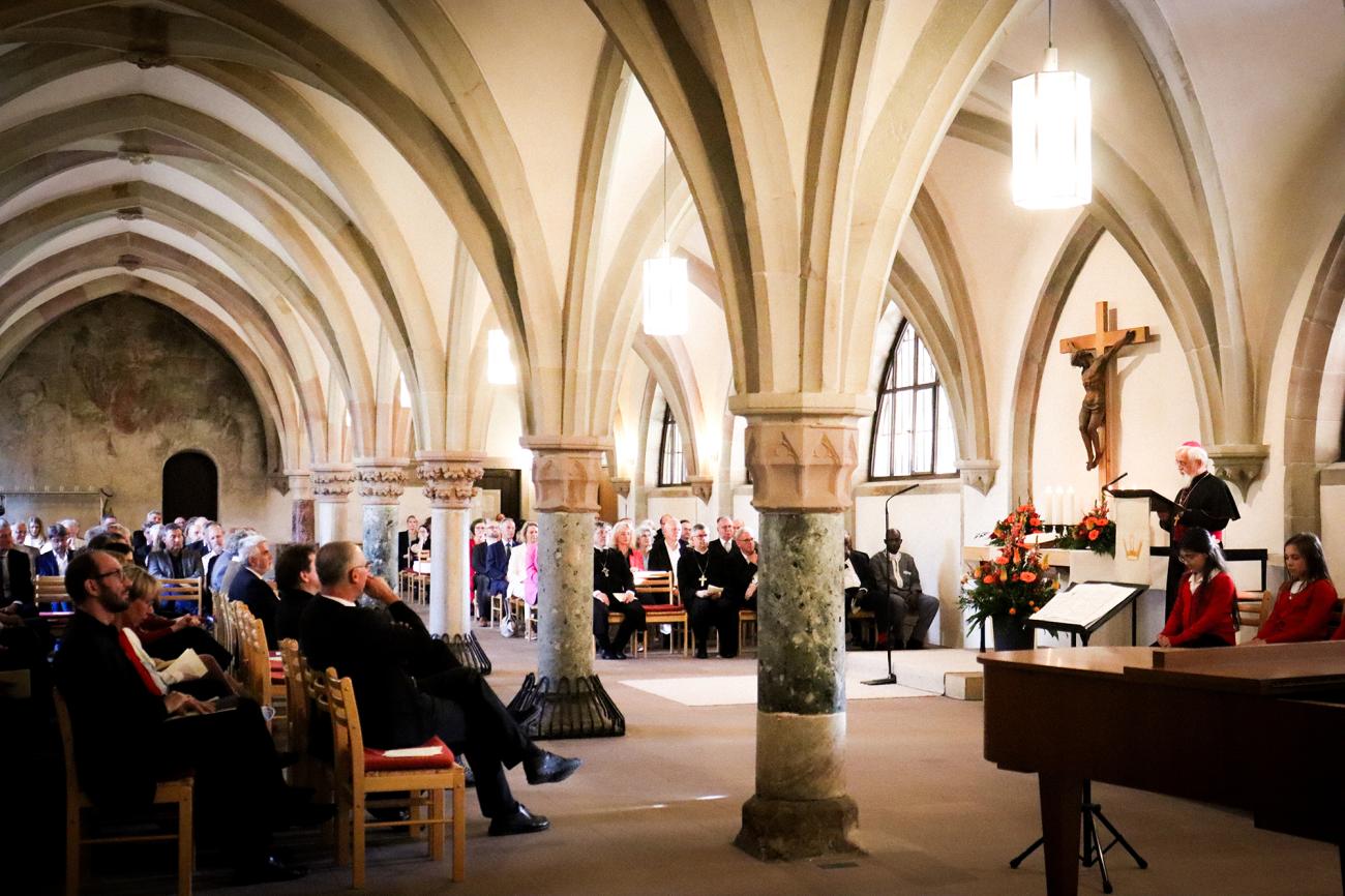 Publikum hört dem Chor zu