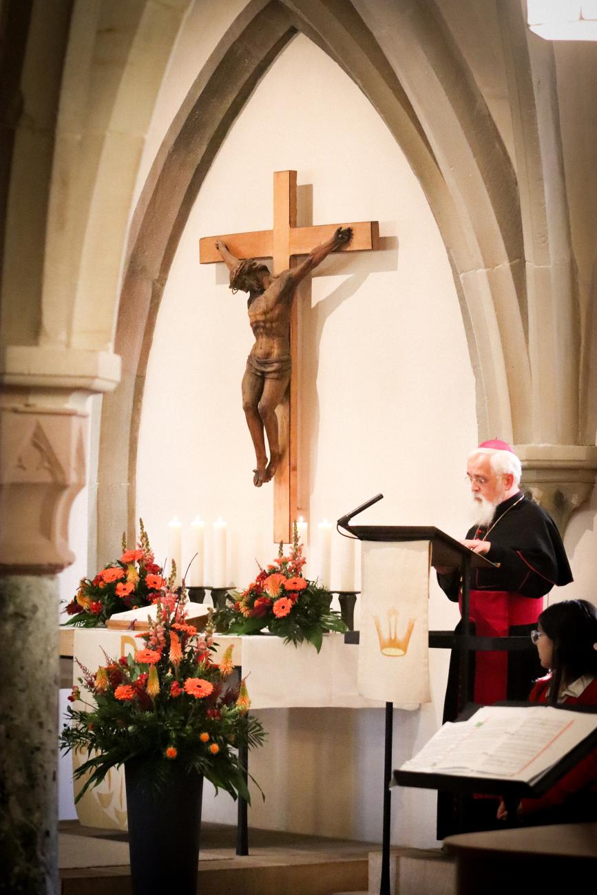 Bischof Feige am Rednerpult