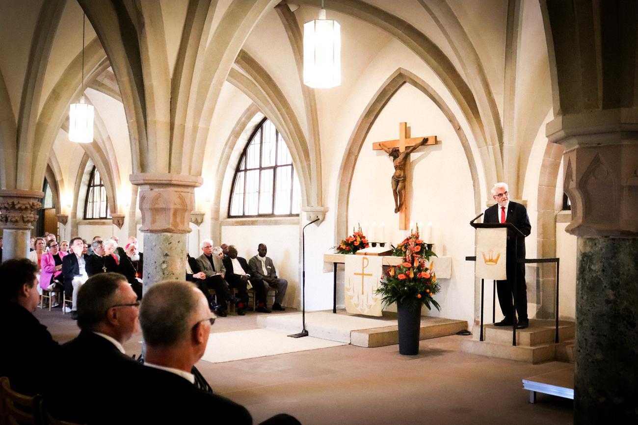 Redner am Pult mit Publikum