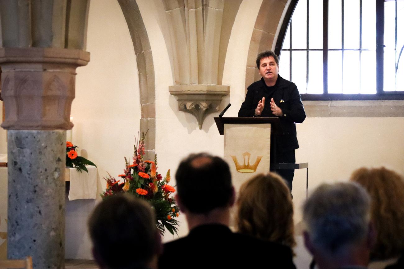 Redner am Pult mit Publikum