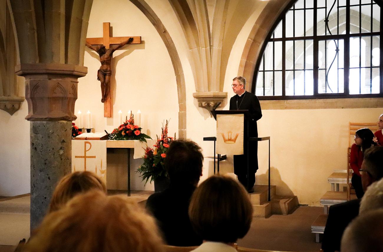 Redner am Pult mit Publikum