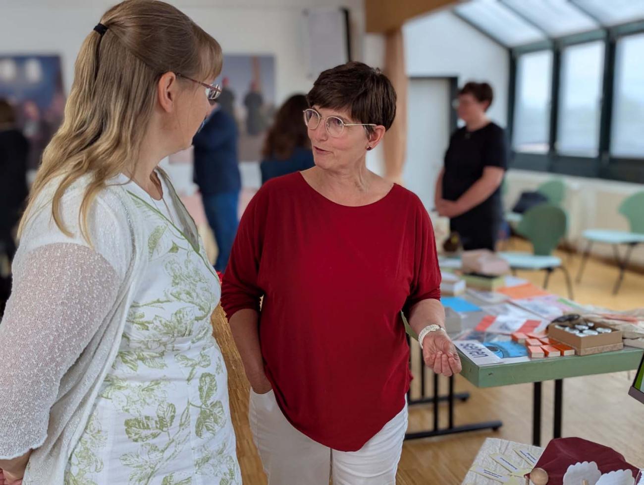 Menschen stehen in einem Raum