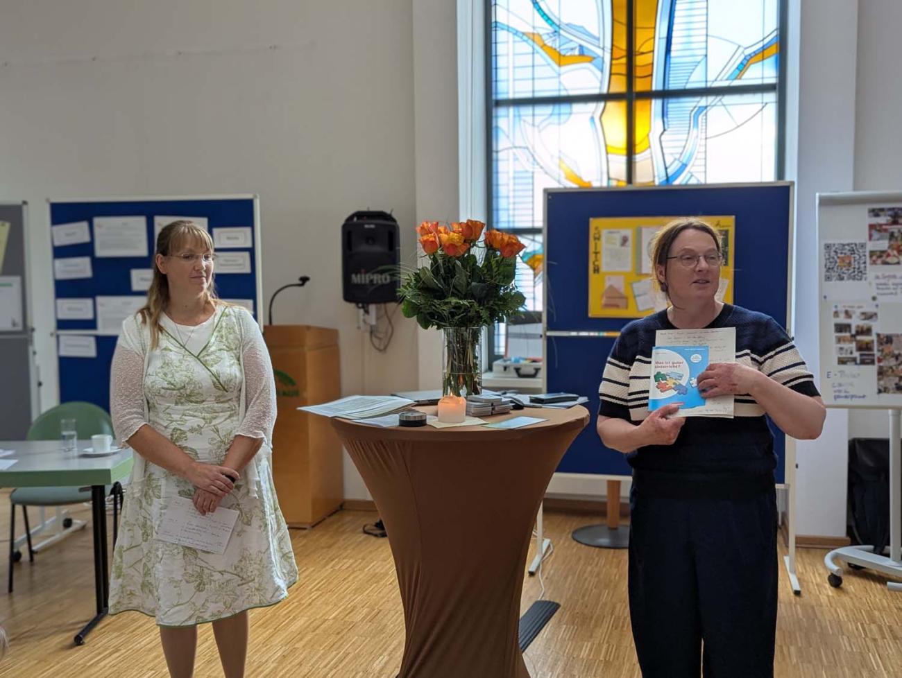 Menschen stehen in einem Raum
