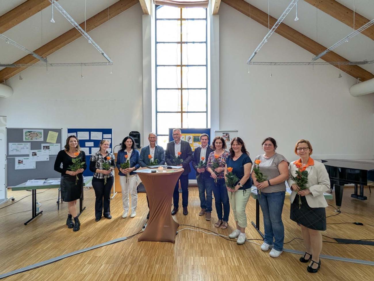 Menschen stehen in einem Raum