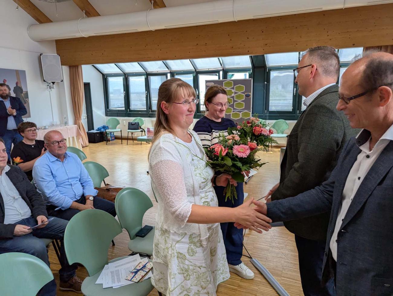 Frauen bekommen Blumen
