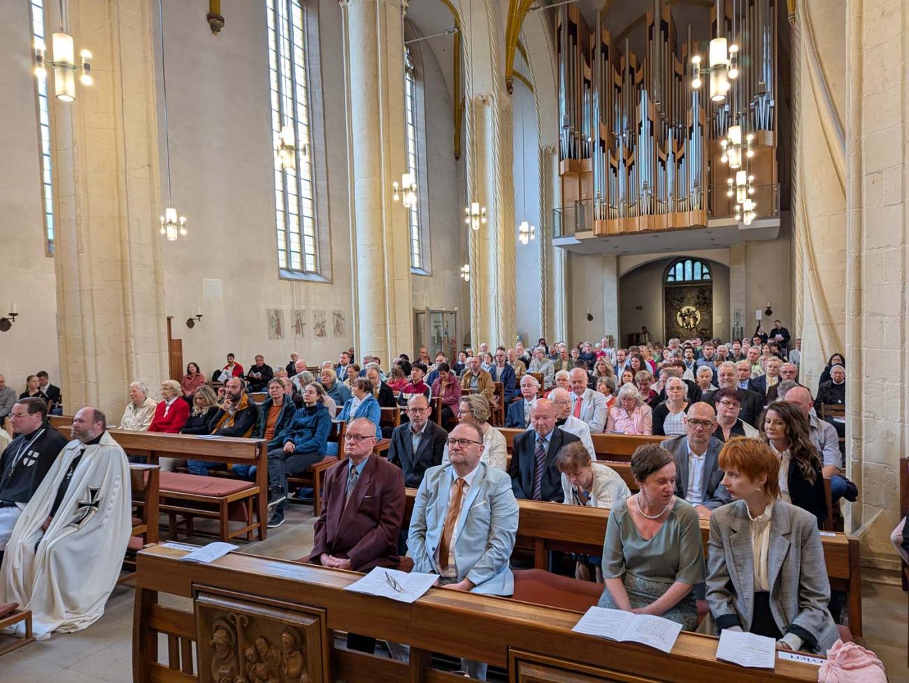 Menschen in einer Kirche