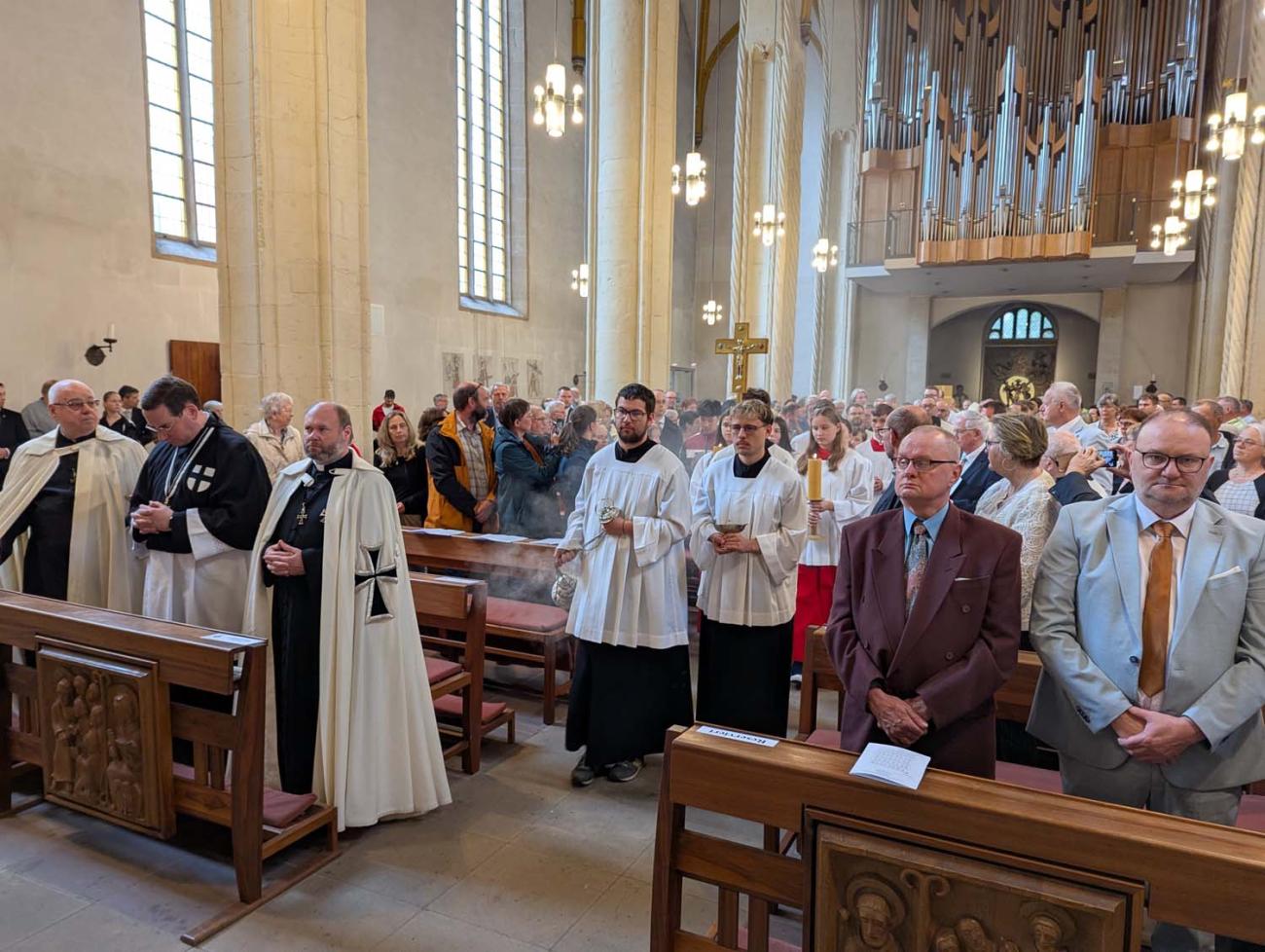 Menschen in einer Kirche
