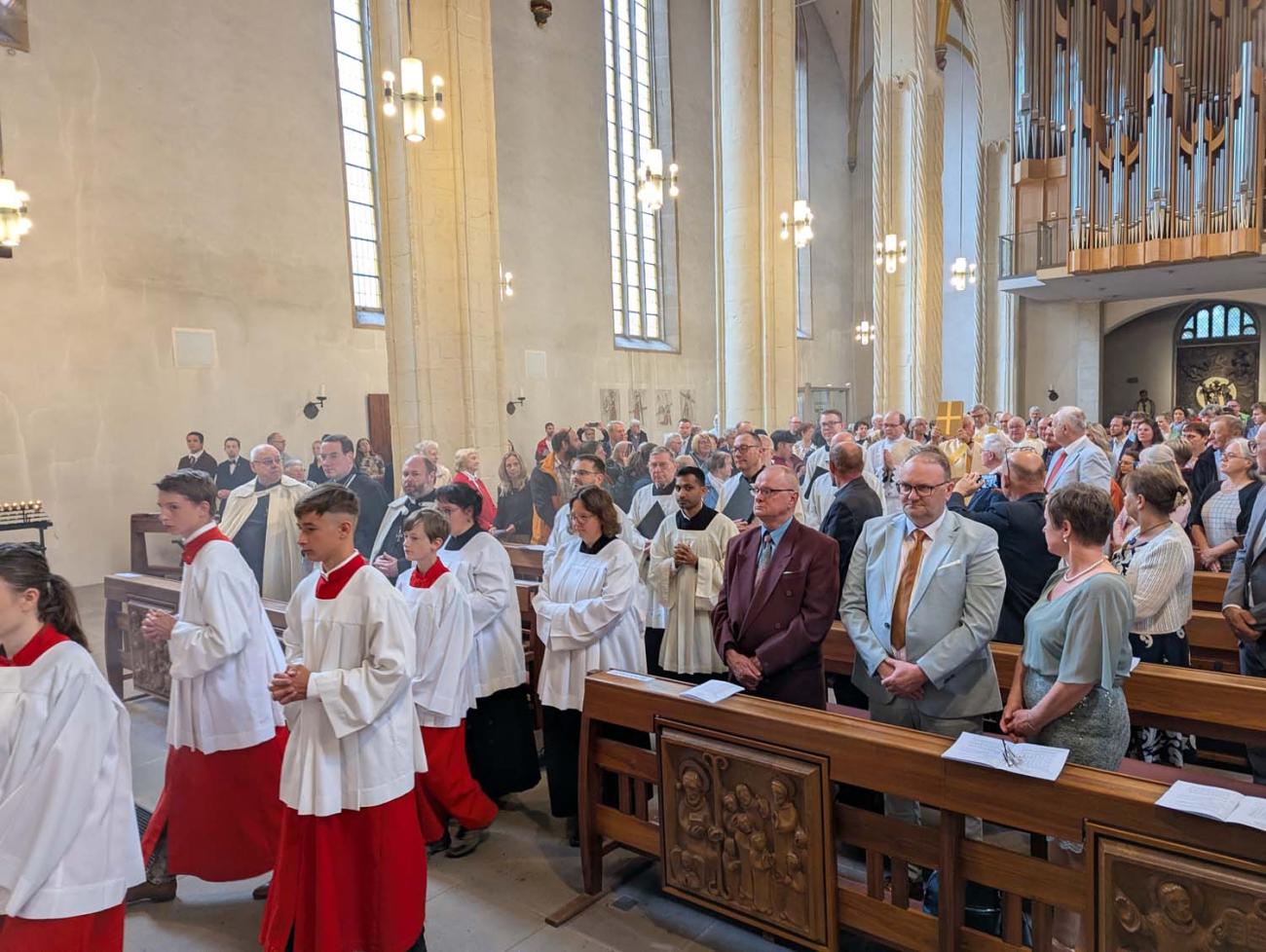 Menschen in einer Kirche