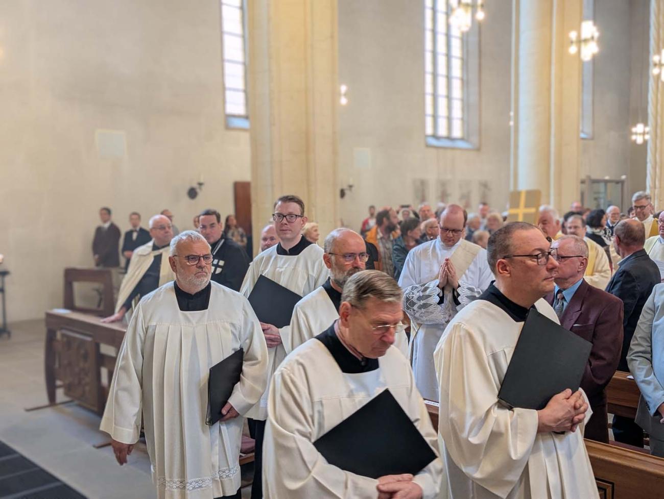 Menschen in einer Kirche