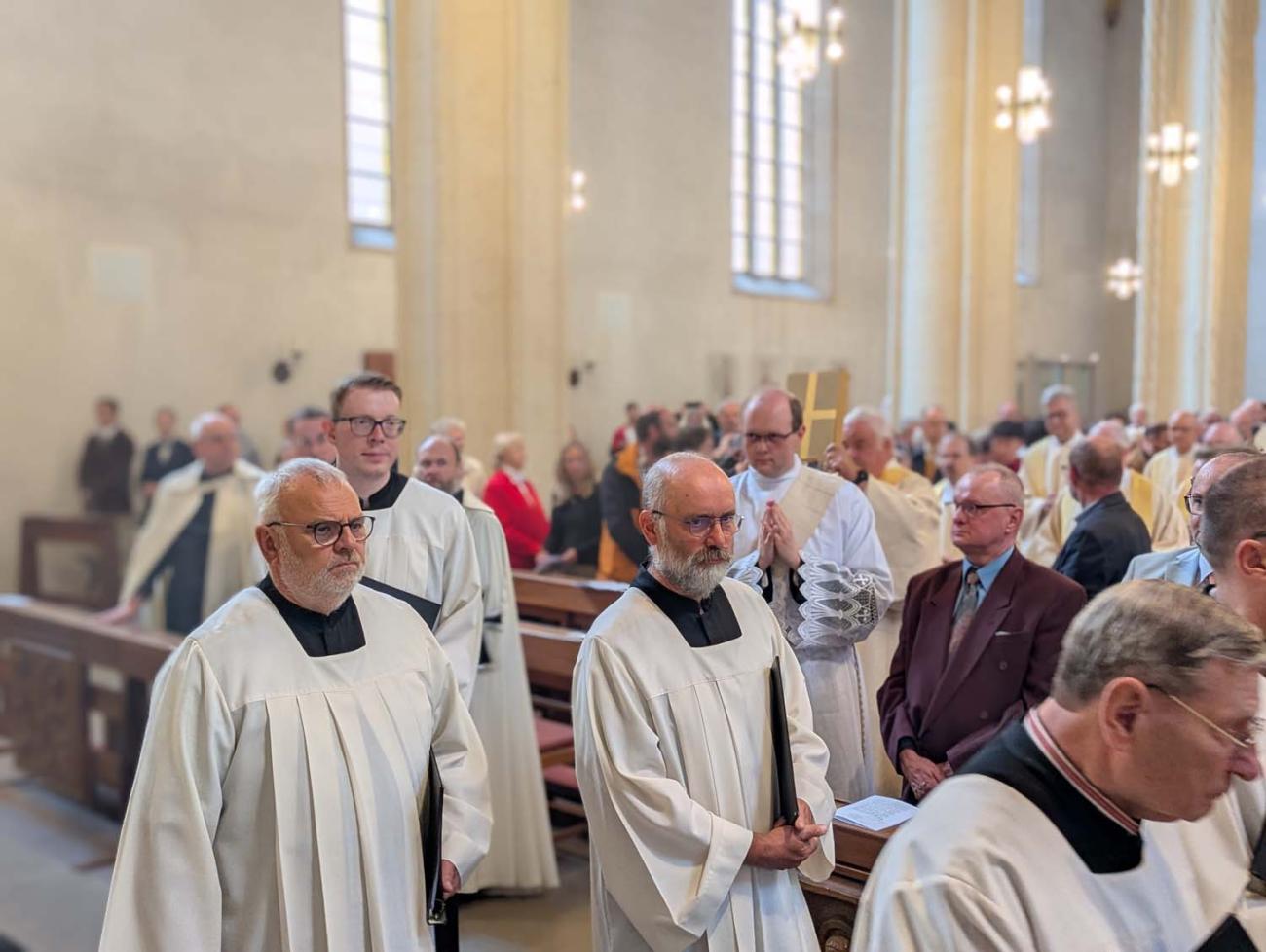 Menschen in einer Kirche