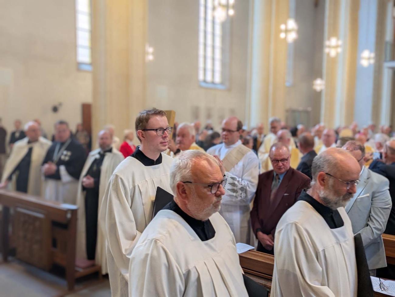 Menschen in einer Kirche