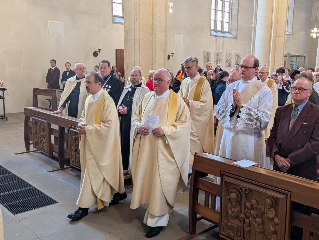 Menschen in einer Kirche