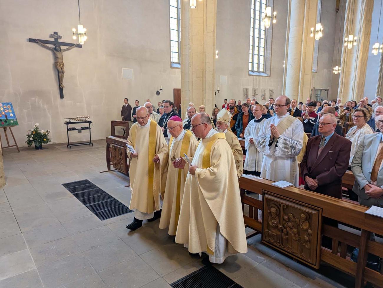 Menschen in einer Kirche