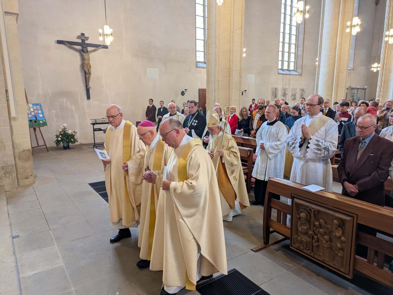 Menschen in einer Kirche