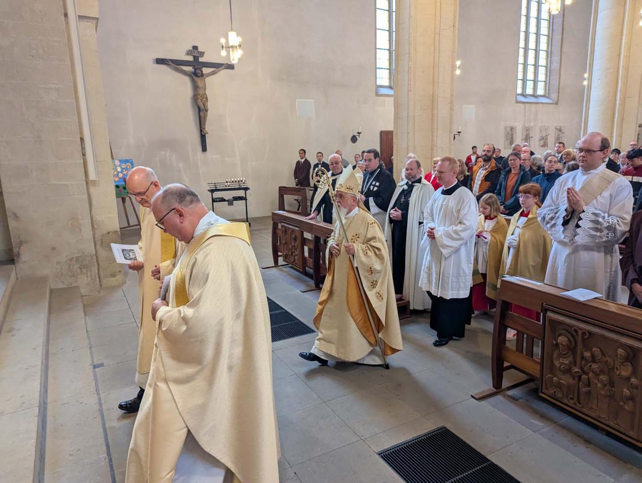 Menschen in einer Kirche